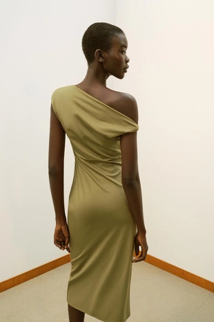 Платье миди асимметричного кроя- Заказать в России