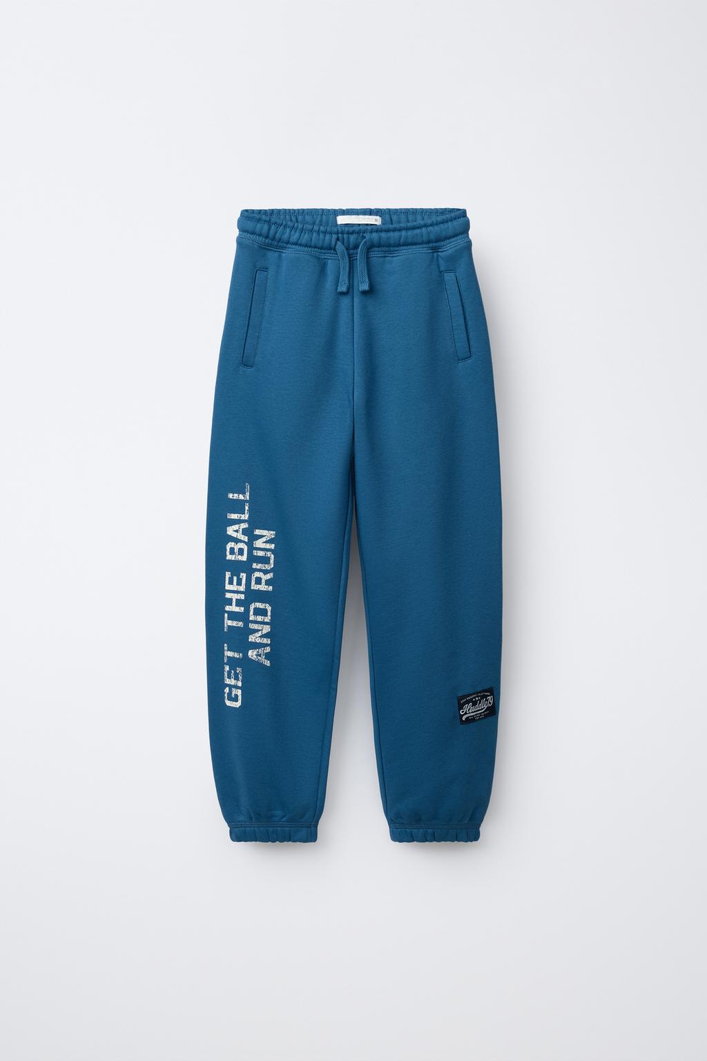 БРЮКИ-ДЖОГГЕРЫ С НАДПИСЬЮ И ЭТИКЕТКОЙ