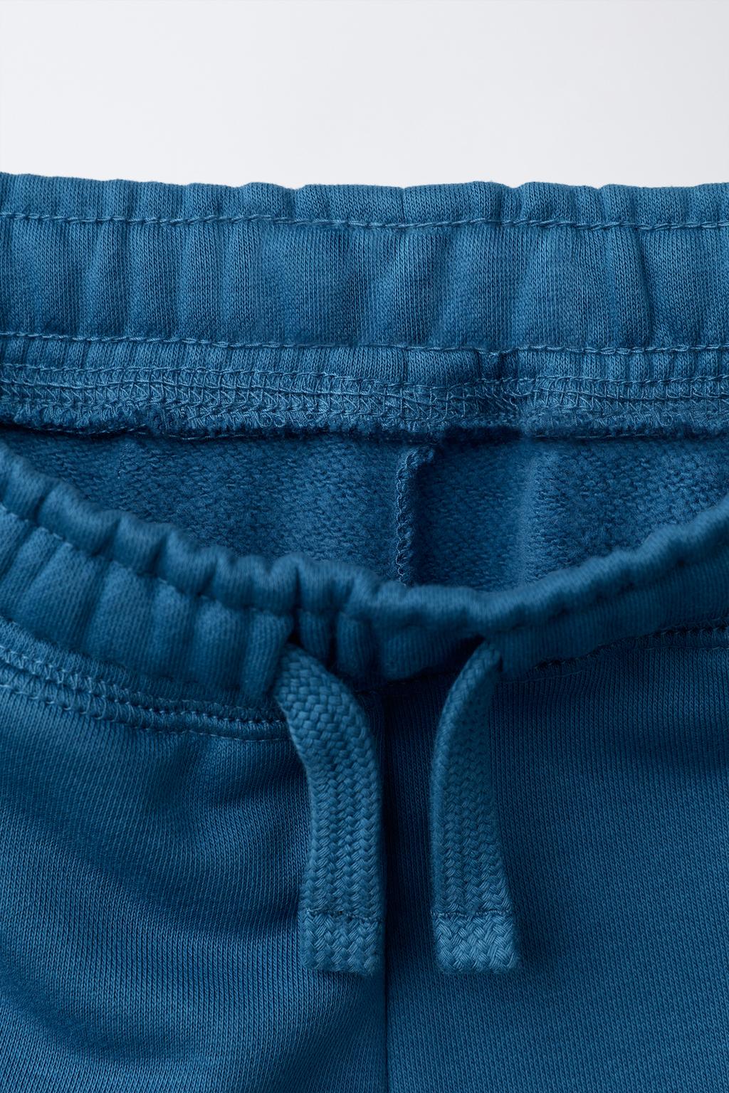 БРЮКИ-ДЖОГГЕРЫ С НАДПИСЬЮ И ЭТИКЕТКОЙ