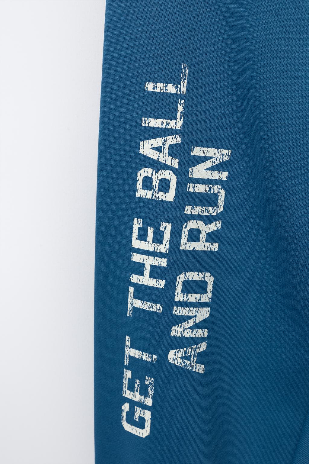 БРЮКИ-ДЖОГГЕРЫ С НАДПИСЬЮ И ЭТИКЕТКОЙ