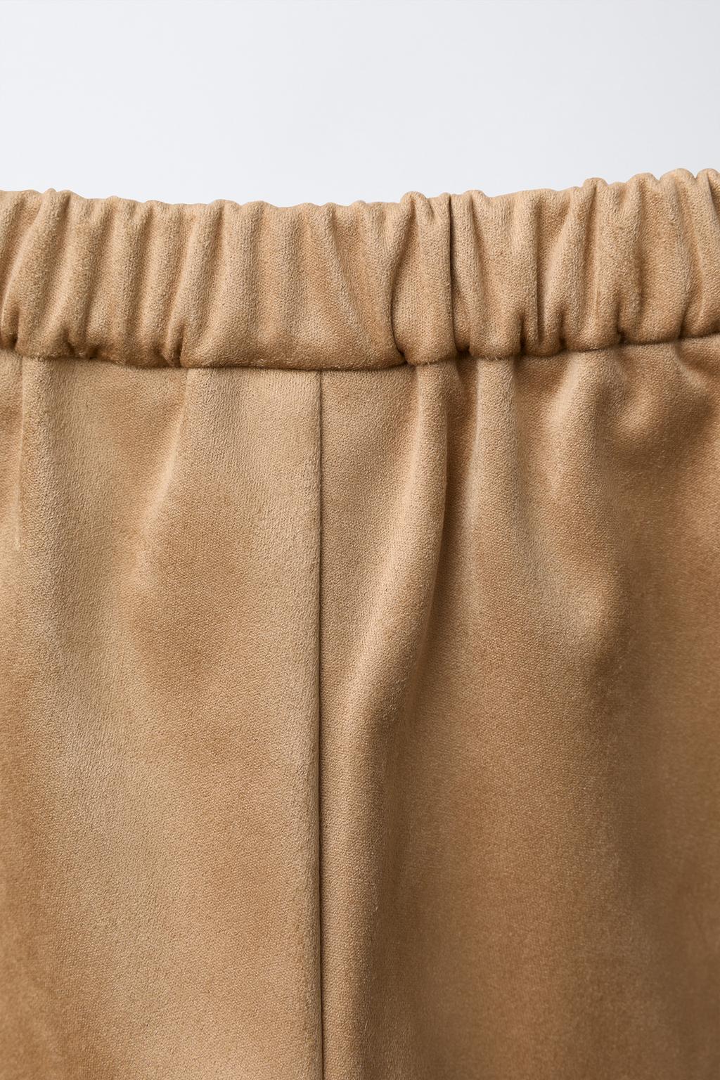 ЮБКА-ШОРТЫ ИЗ ИСКУССТВЕННОЙ ЗАМШИ С ЗАКЛЕПКАМИ