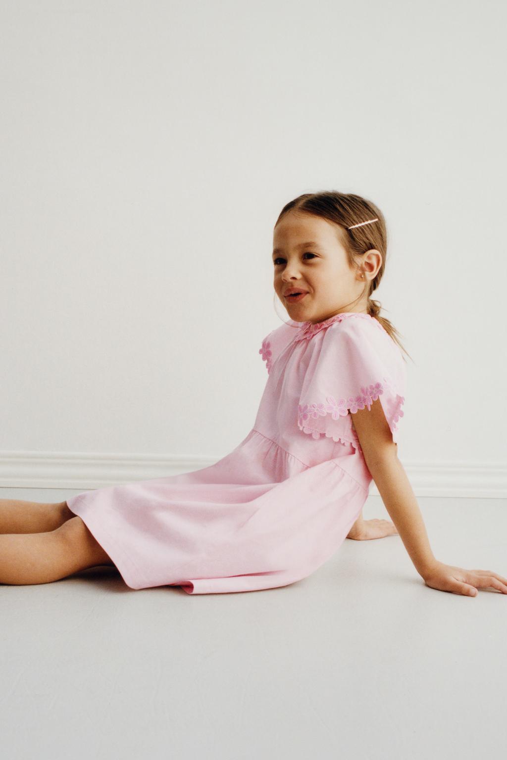 ПЛАТЬЕ ИЗ ПОПЛИНА С ВЫШИТЫМИ ЦВЕТАМИ