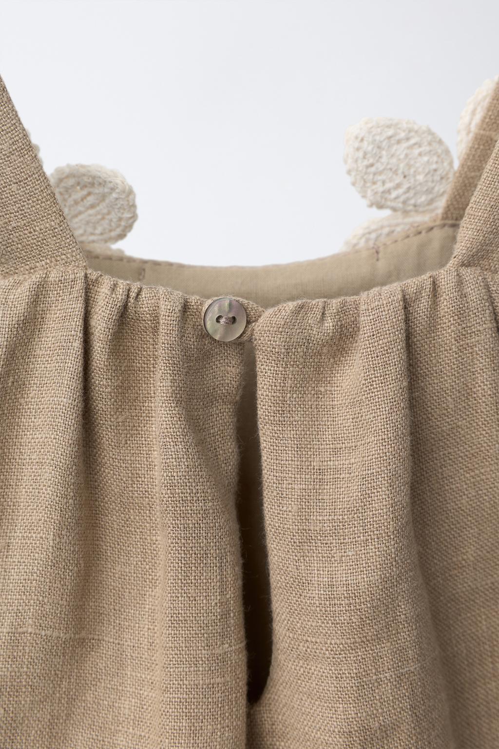 ЛЬНЯНОЙ КОМБИНЕЗОН С ЦВЕТОЧНЫМ КРУЖЕВОМ