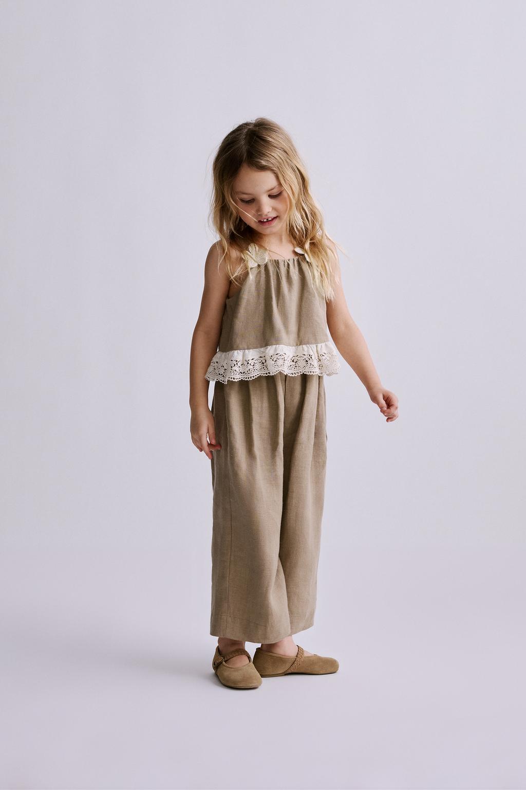 ЛЬНЯНОЙ КОМБИНЕЗОН С ЦВЕТОЧНЫМ КРУЖЕВОМ