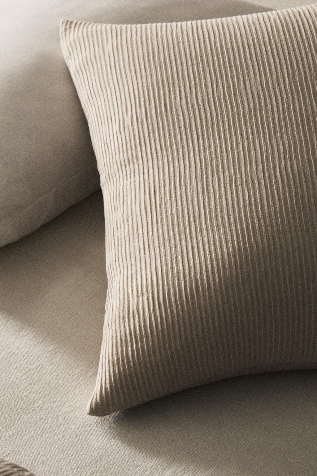 Чехол для подушки с текстильным наполнителем и сборкой