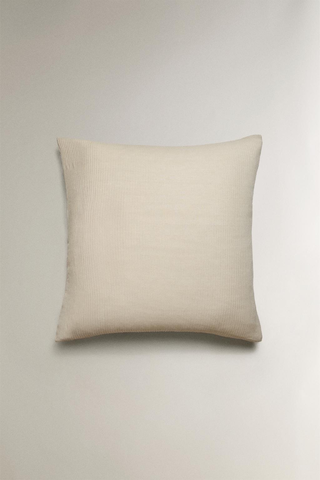 Чехол для подушки с текстильным наполнителем и сборкой