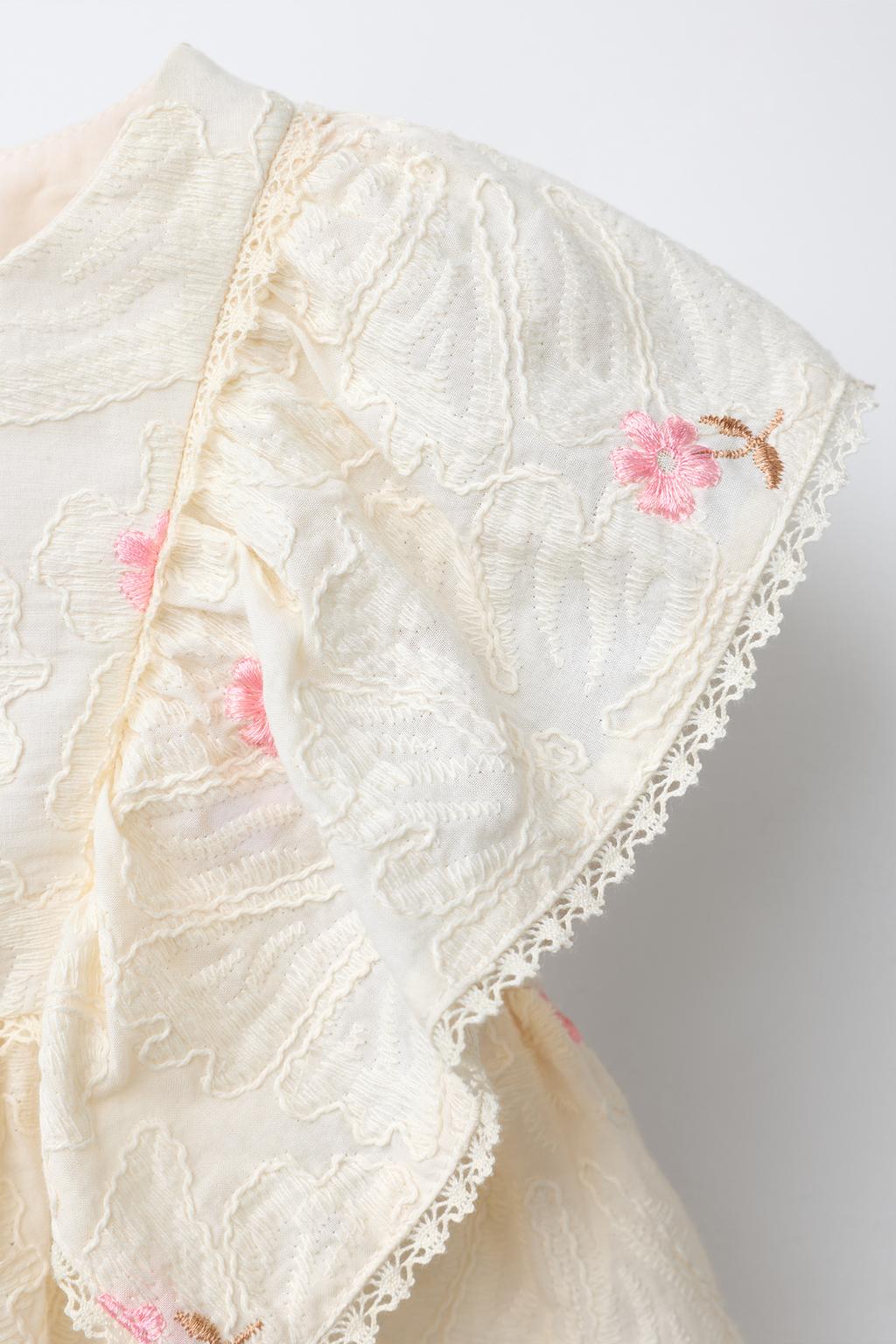 БЛУЗА С ВЫШИТЫМИ ЦВЕТАМИ