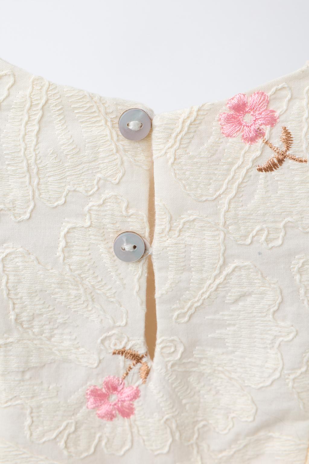 БЛУЗА С ВЫШИТЫМИ ЦВЕТАМИ