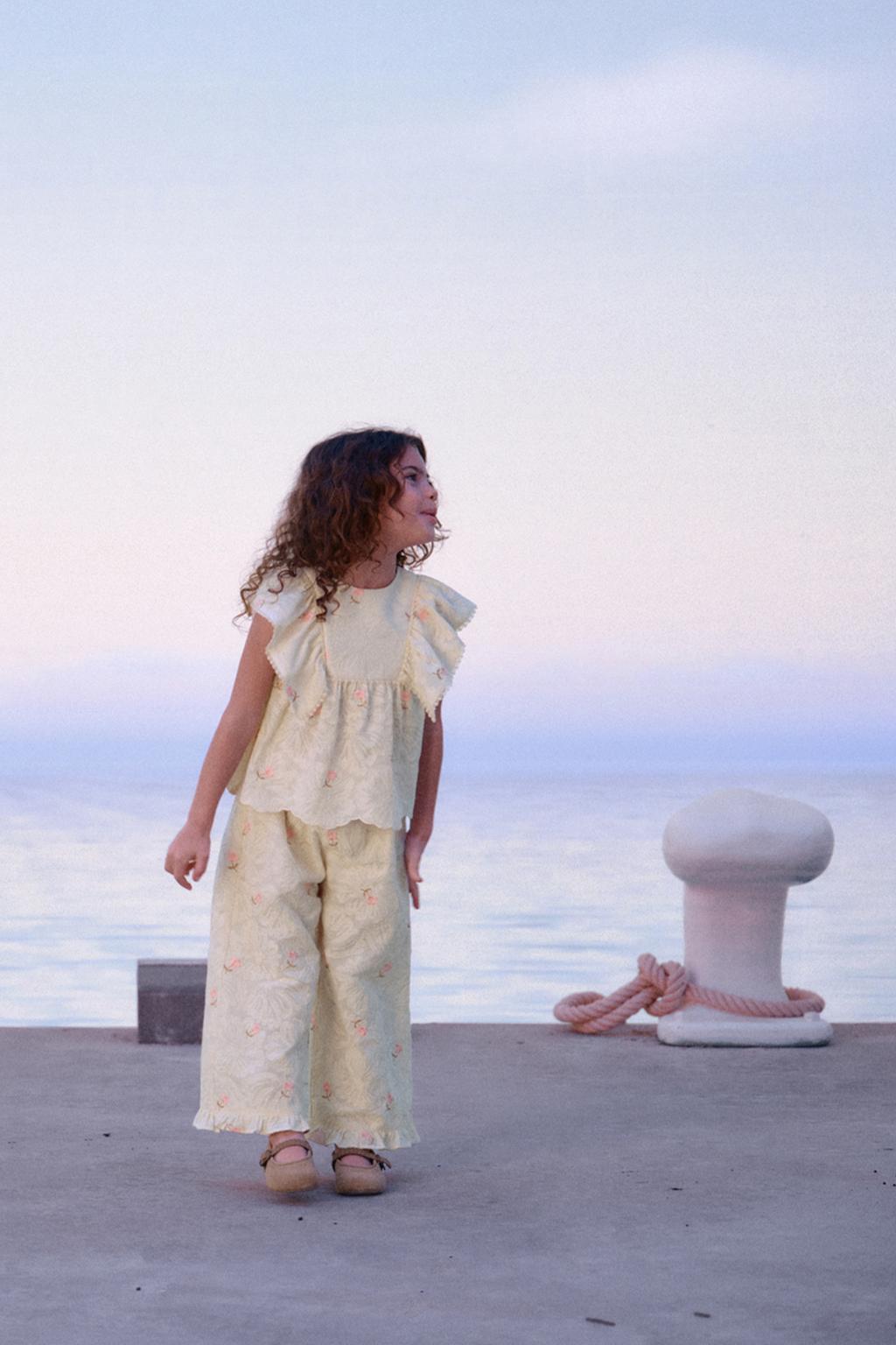 БЛУЗА С ВЫШИТЫМИ ЦВЕТАМИ