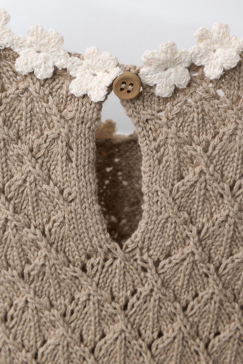 ВЯЗАНЫЙ ТОП С ЦВЕТОЧНЫМИ ДЕТАЛЯМИ ИЗ КРУЖЕВА КРОШЕ