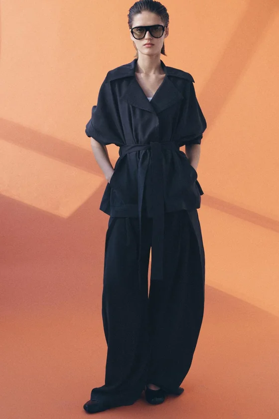 КОРОТКИЙ СТРУЯЩИЙСЯ ТРЕНЧ — коллекция Zara «ZW»