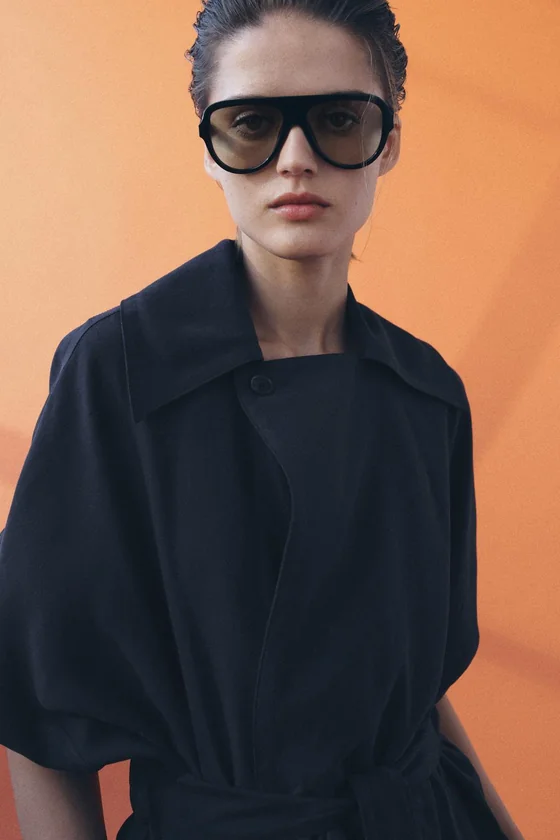 КОРОТКИЙ СТРУЯЩИЙСЯ ТРЕНЧ — коллекция Zara «ZW»