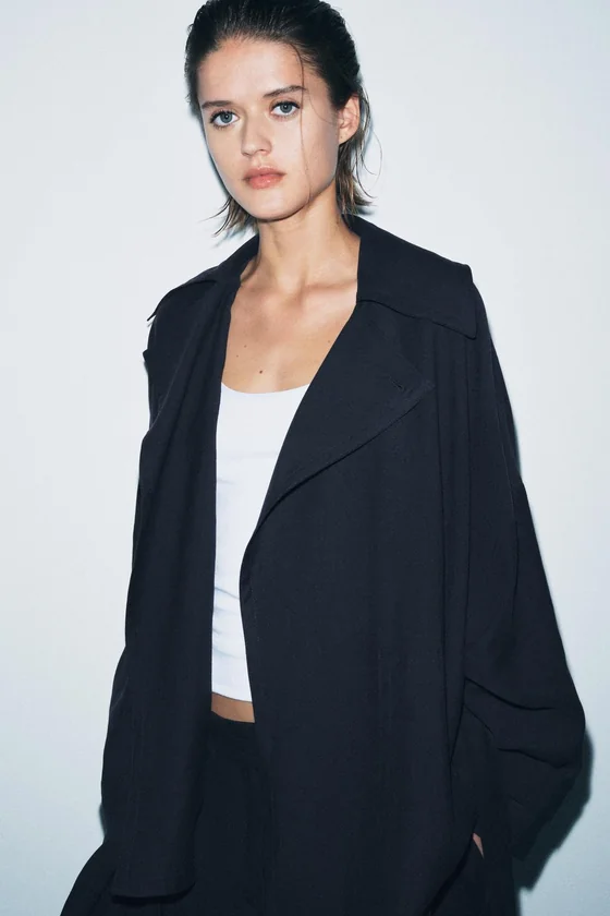 КОРОТКИЙ СТРУЯЩИЙСЯ ТРЕНЧ — коллекция Zara «ZW»