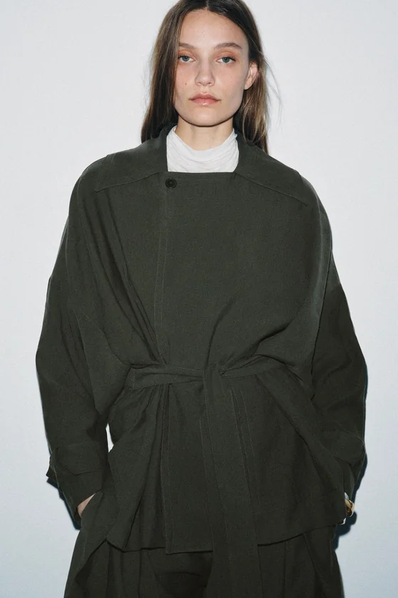 КОРОТКИЙ СТРУЯЩИЙСЯ ТРЕНЧ — коллекция Zara «ZW»