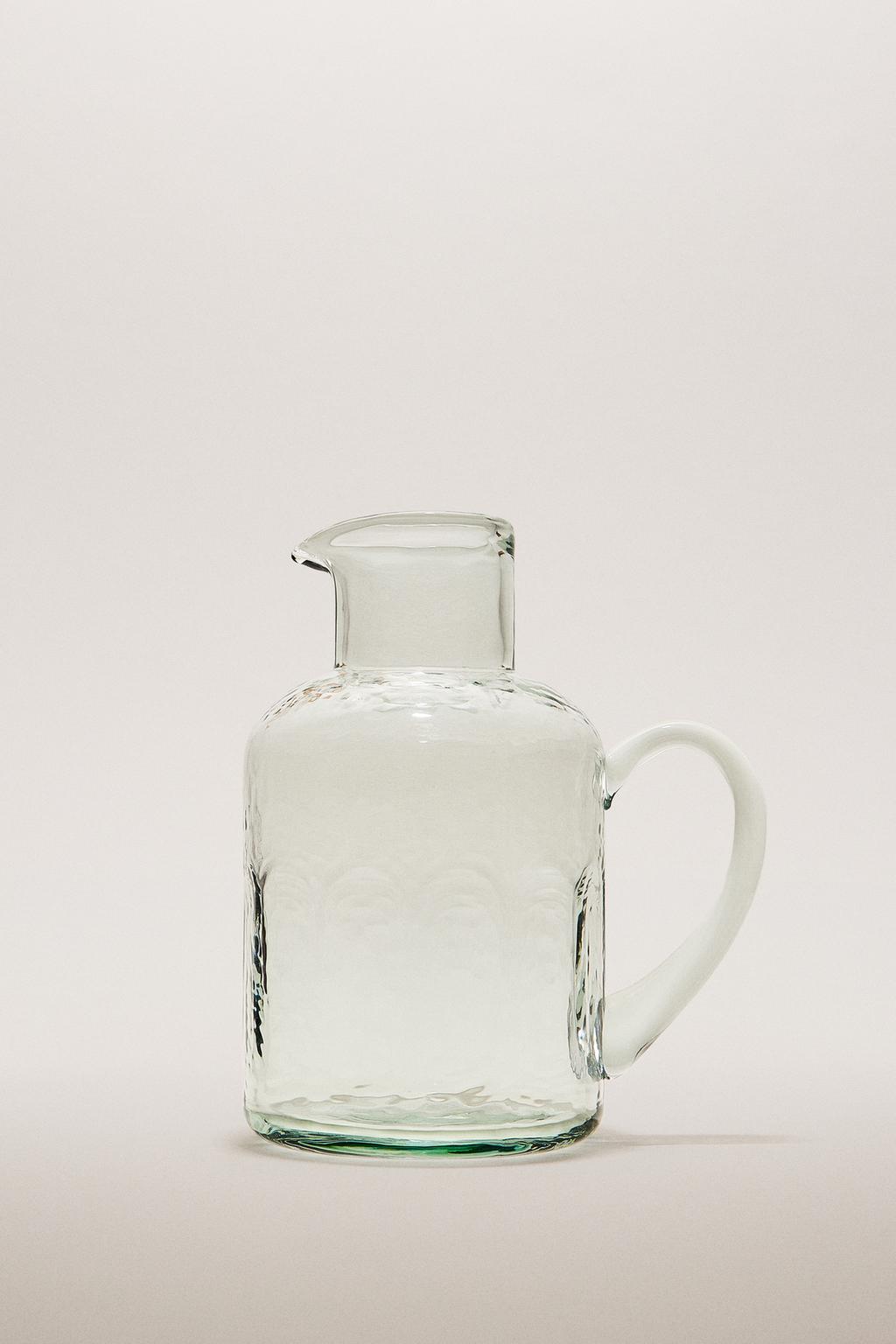 Рифленый стеклянный кувшин