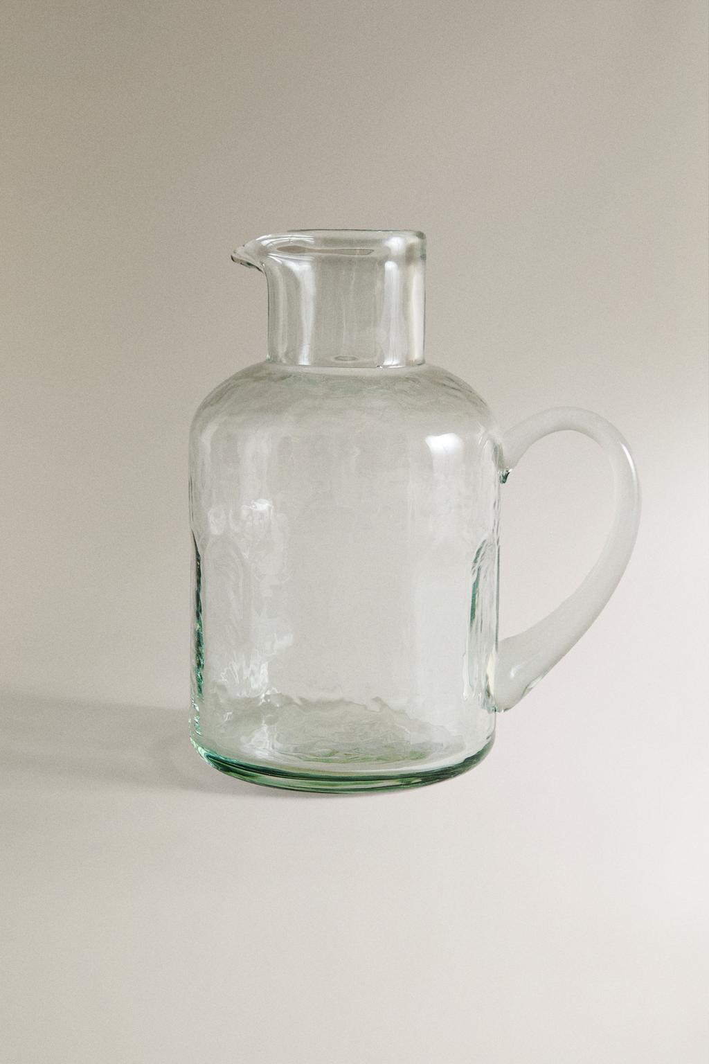 Рифленый стеклянный кувшин