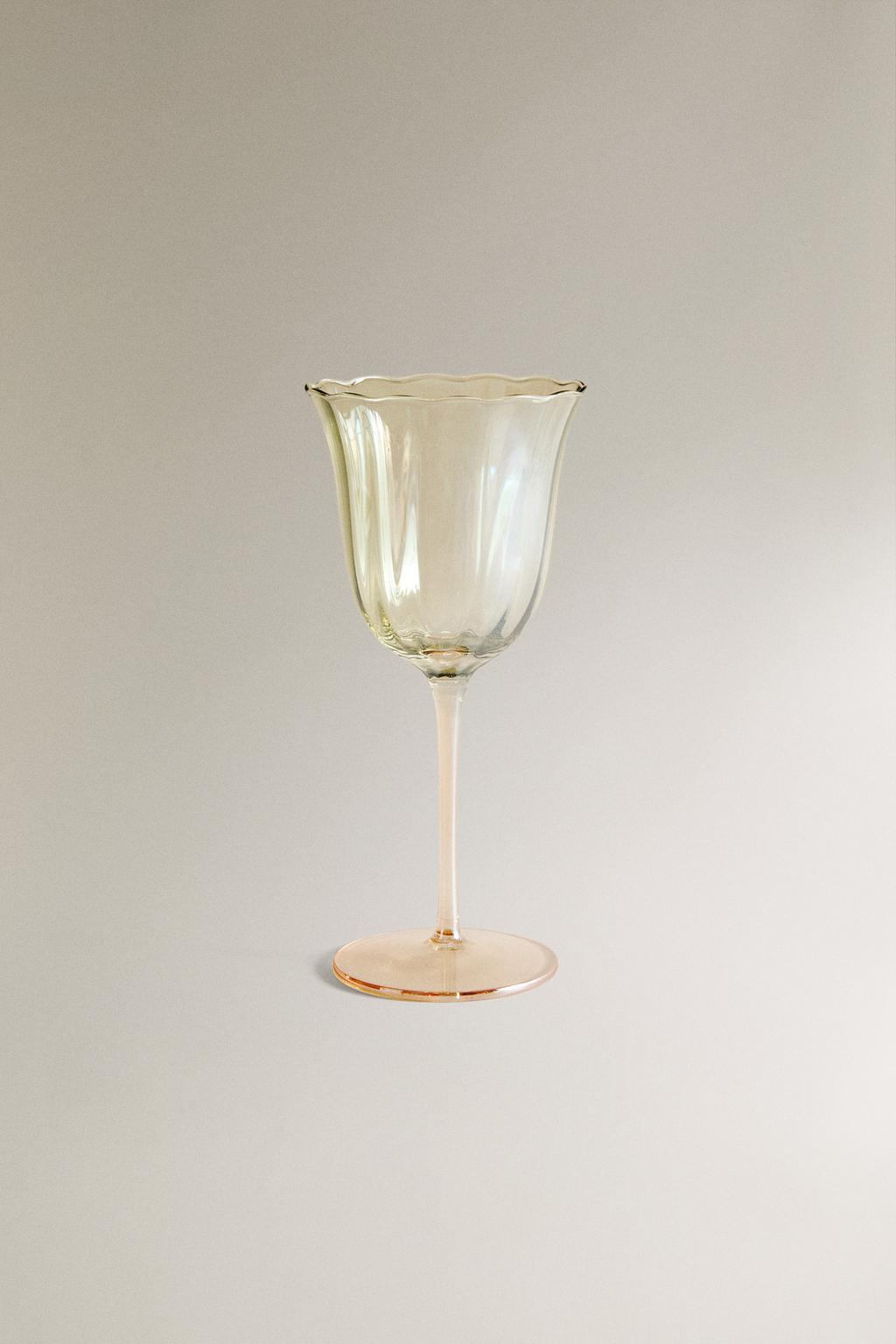 Бокал для вина с изогнутым верхом