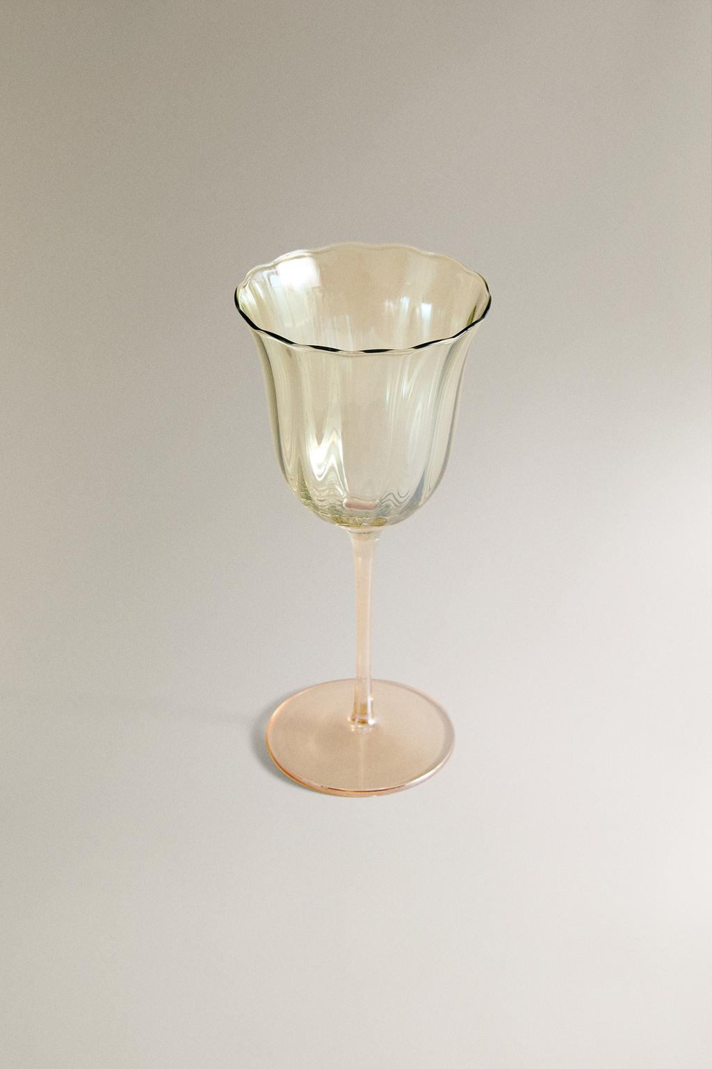 Бокал для вина с изогнутым верхом