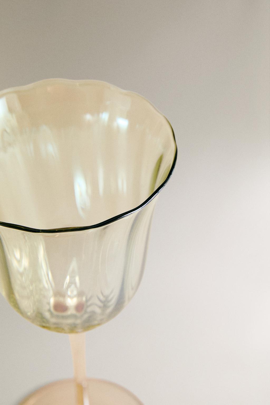 Бокал для вина с изогнутым верхом