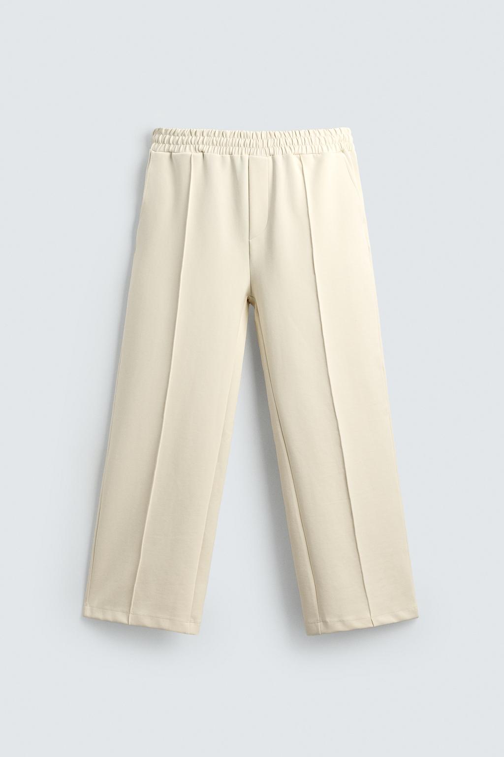 ДЖОГГЕРЫ ИЗ ВЫСОКОТЕХНОЛОГИЧНОЙ ТКАНИ С ДЕКОРАТИВНЫМИ ШВАМИ