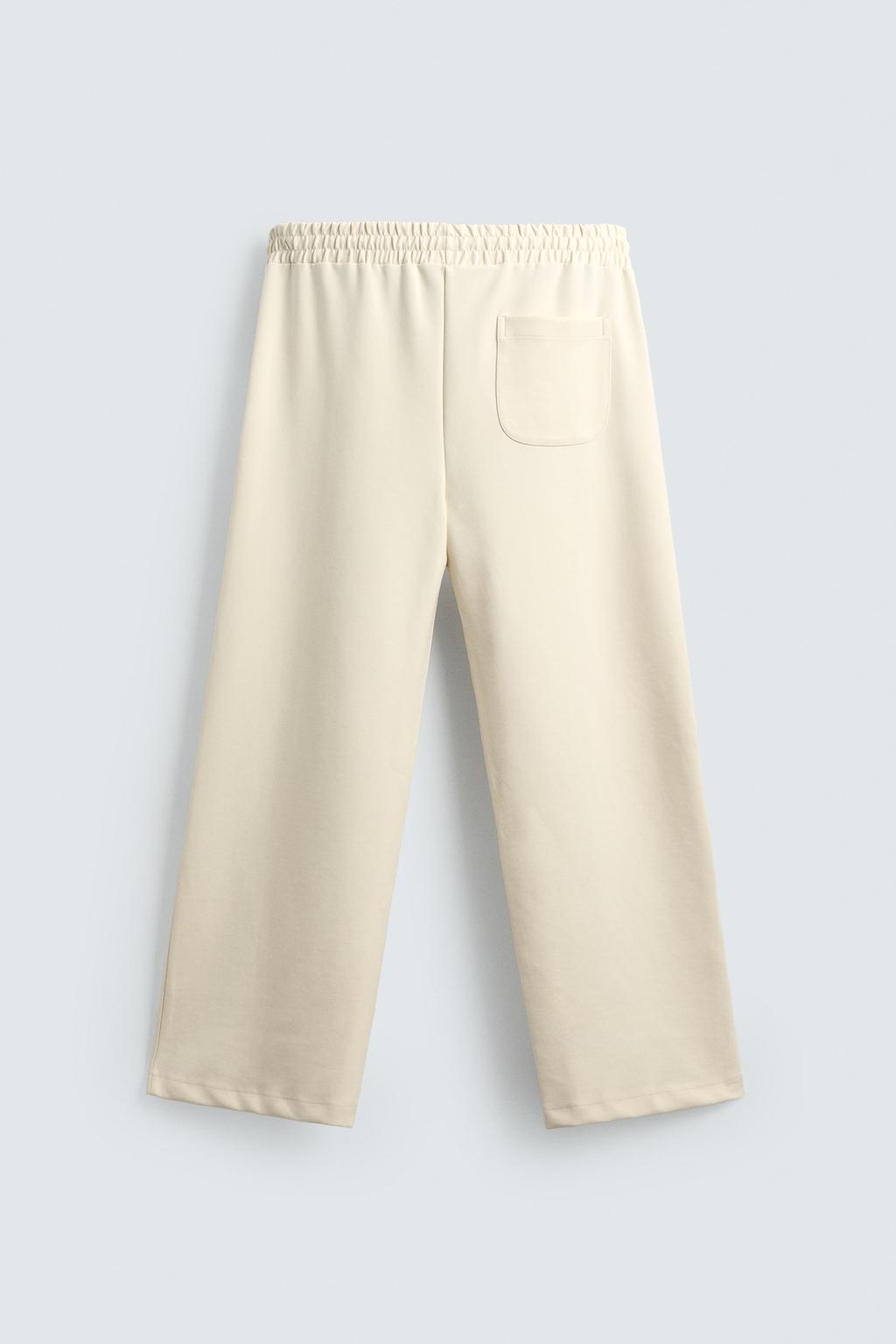 ДЖОГГЕРЫ ИЗ ВЫСОКОТЕХНОЛОГИЧНОЙ ТКАНИ С ДЕКОРАТИВНЫМИ ШВАМИ