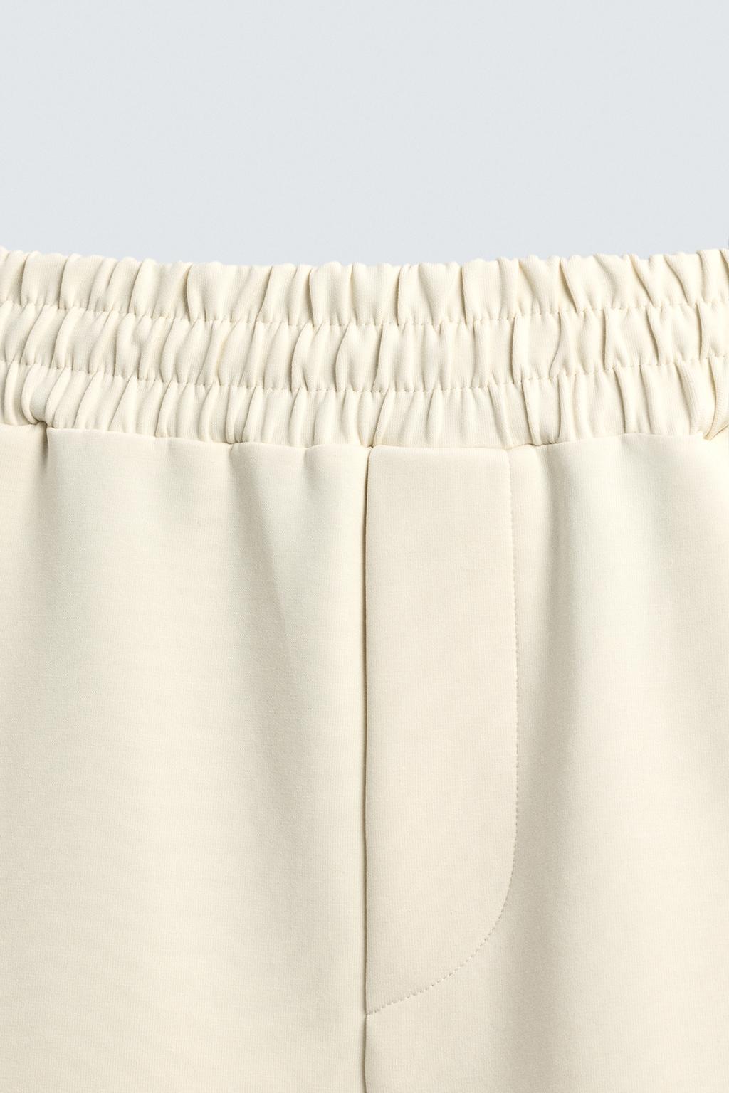 ДЖОГГЕРЫ ИЗ ВЫСОКОТЕХНОЛОГИЧНОЙ ТКАНИ С ДЕКОРАТИВНЫМИ ШВАМИ