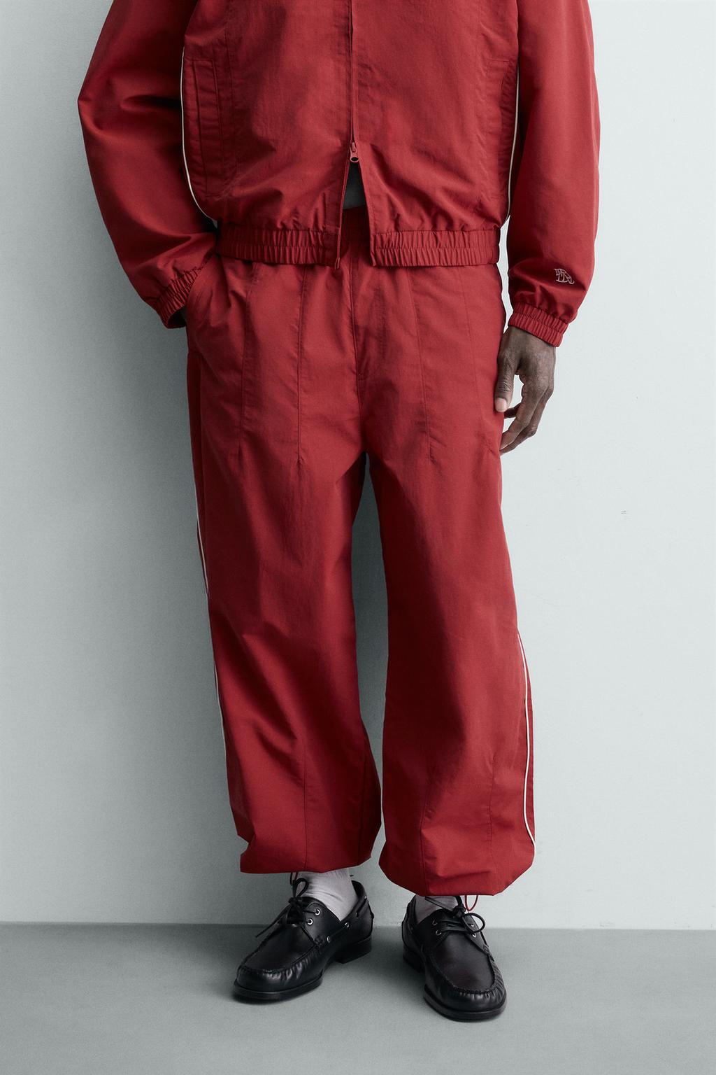 ДЖОГГЕРЫ ИЗ ВЫСОКОТЕХНОЛОГИЧНОЙ ТКАНИ С КОНТРАСТНЫМИ ПОЛОСАМИ