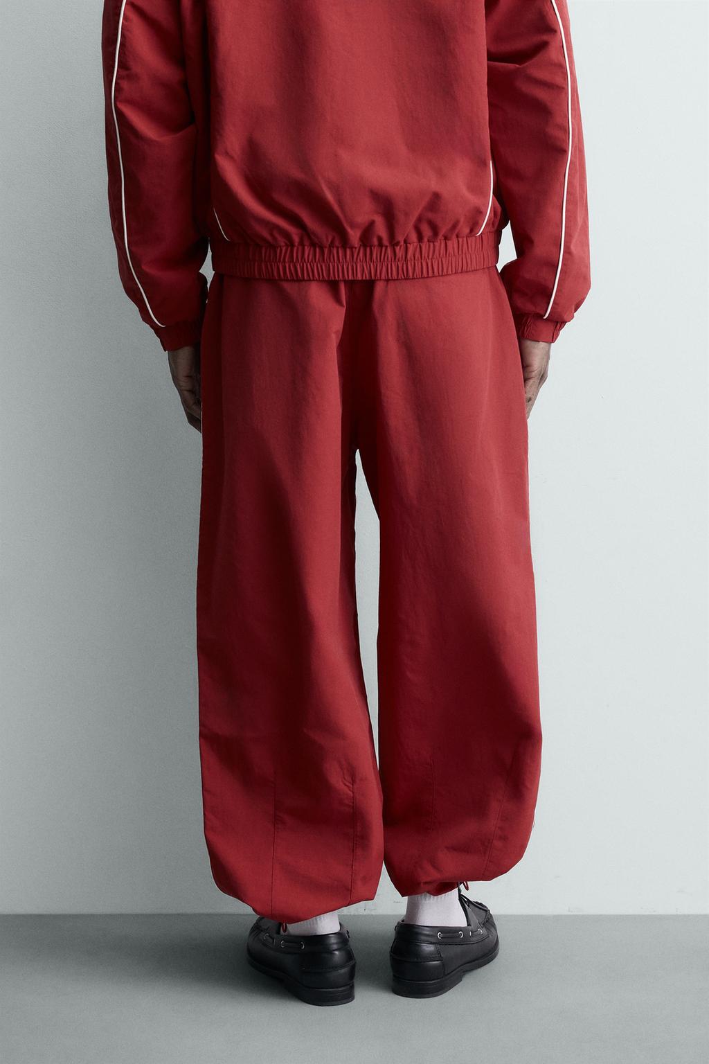 ДЖОГГЕРЫ ИЗ ВЫСОКОТЕХНОЛОГИЧНОЙ ТКАНИ С КОНТРАСТНЫМИ ПОЛОСАМИ