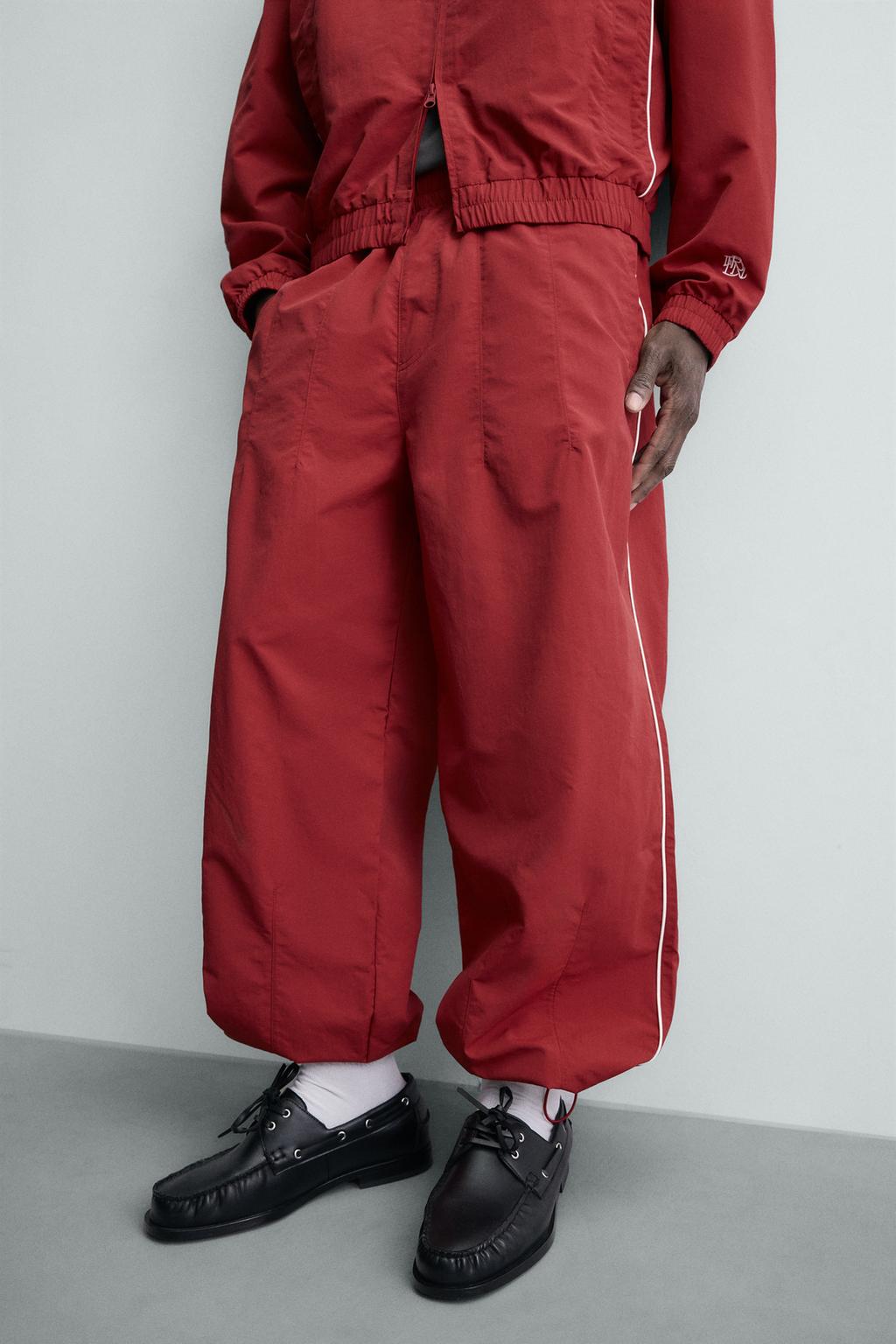 ДЖОГГЕРЫ ИЗ ВЫСОКОТЕХНОЛОГИЧНОЙ ТКАНИ С КОНТРАСТНЫМИ ПОЛОСАМИ