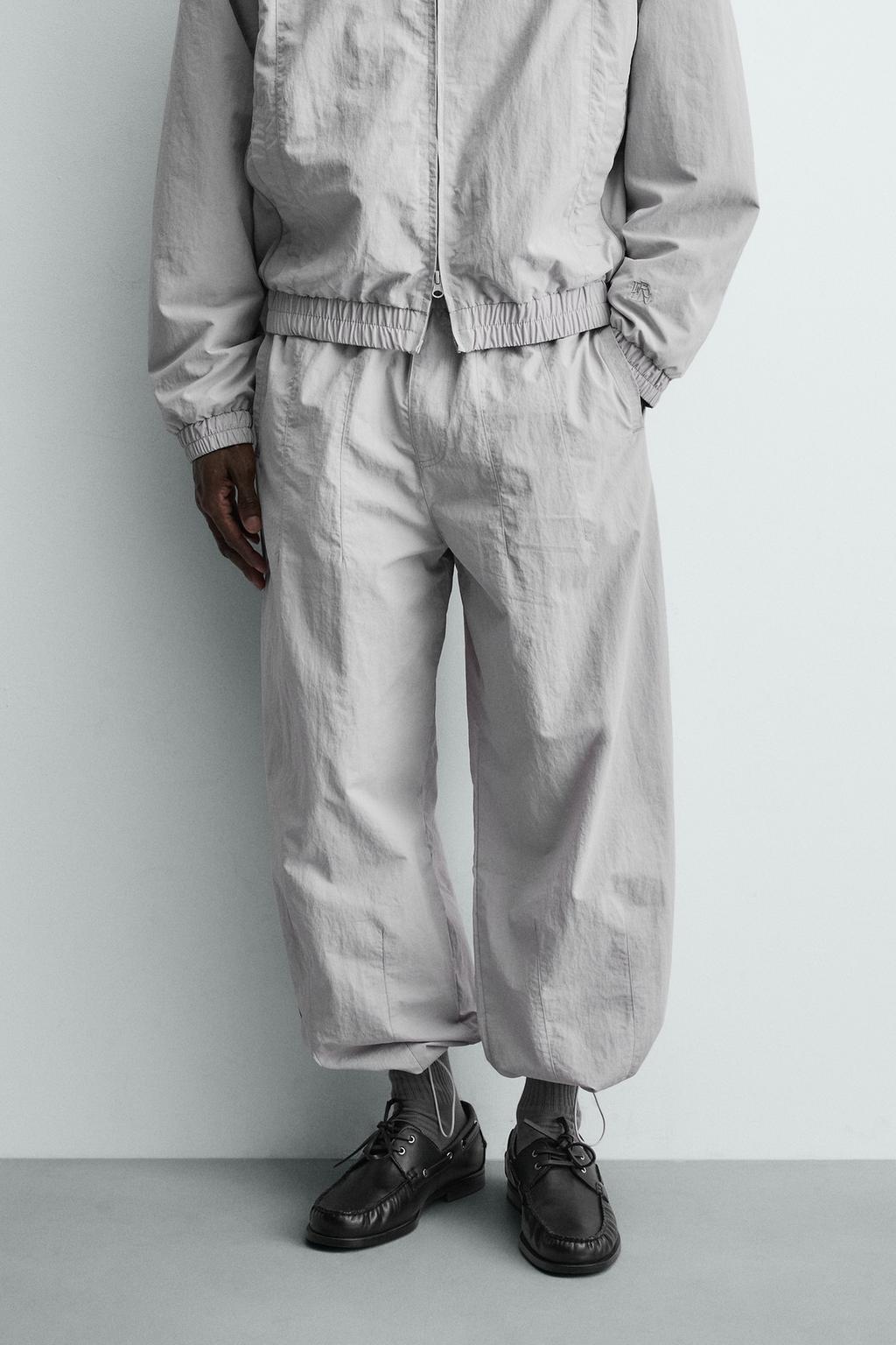 ДЖОГГЕРЫ ИЗ ВЫСОКОТЕХНОЛОГИЧНОЙ ТКАНИ С КОНТРАСТНЫМИ ЛАМПАСАМИ