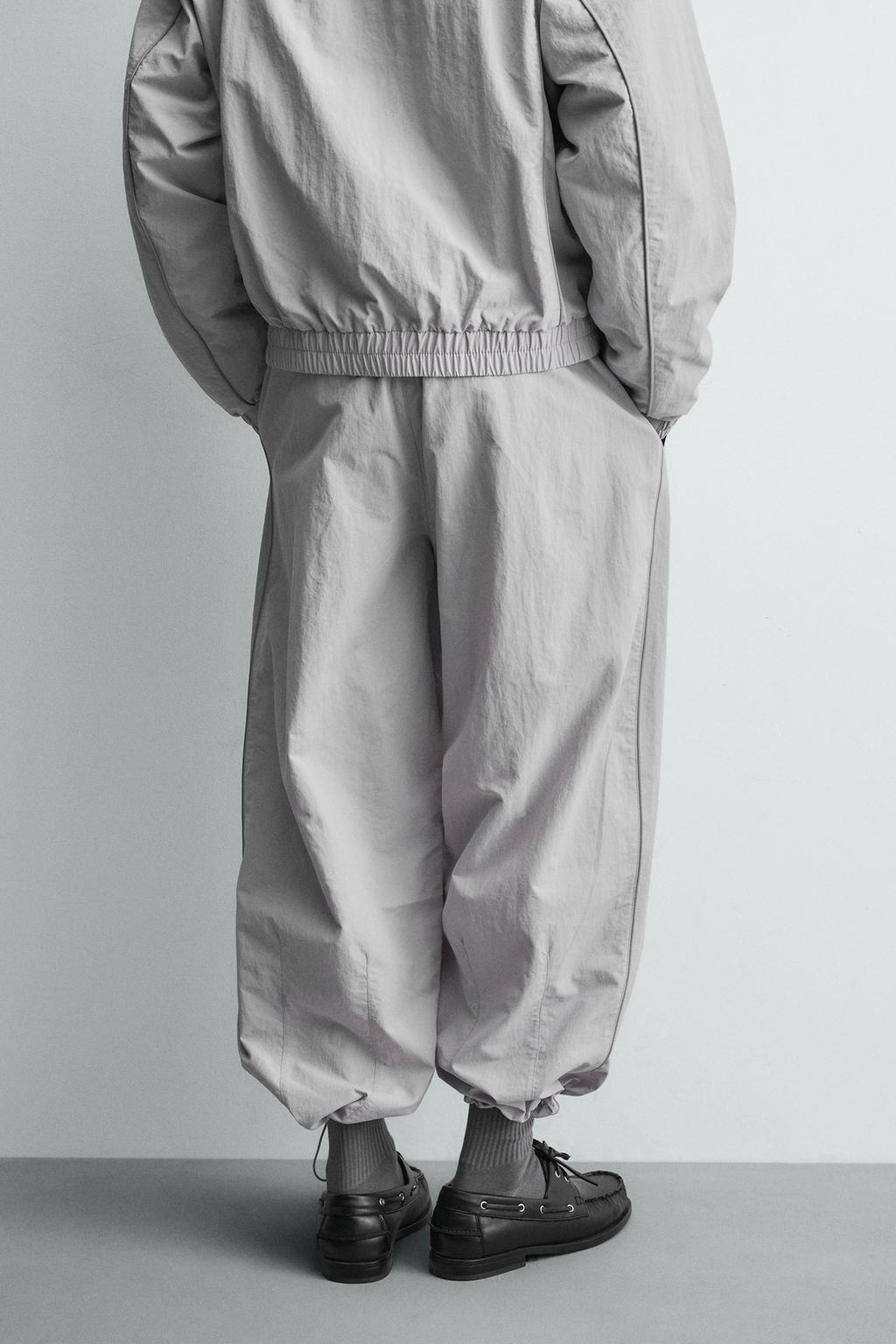 ДЖОГГЕРЫ ИЗ ВЫСОКОТЕХНОЛОГИЧНОЙ ТКАНИ С КОНТРАСТНЫМИ ЛАМПАСАМИ