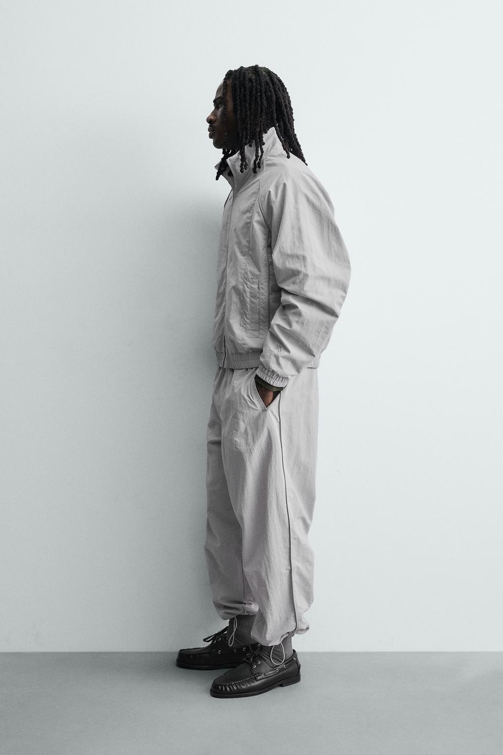 ДЖОГГЕРЫ ИЗ ВЫСОКОТЕХНОЛОГИЧНОЙ ТКАНИ С КОНТРАСТНЫМИ ЛАМПАСАМИ