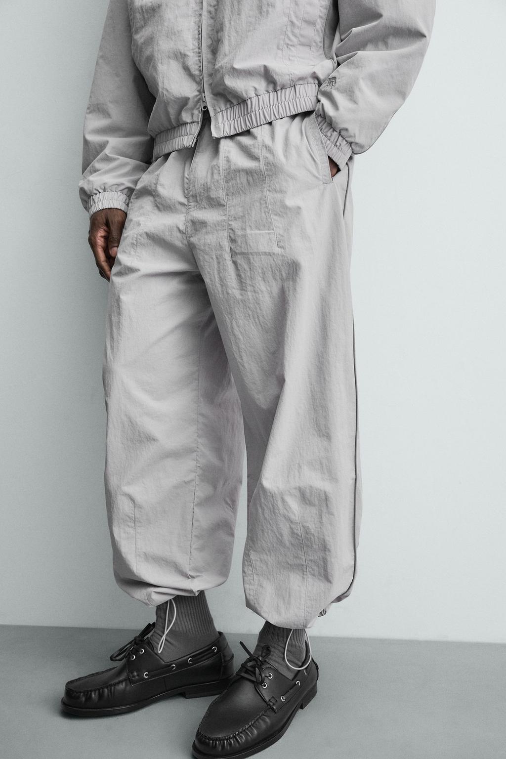 ДЖОГГЕРЫ ИЗ ВЫСОКОТЕХНОЛОГИЧНОЙ ТКАНИ С КОНТРАСТНЫМИ ЛАМПАСАМИ