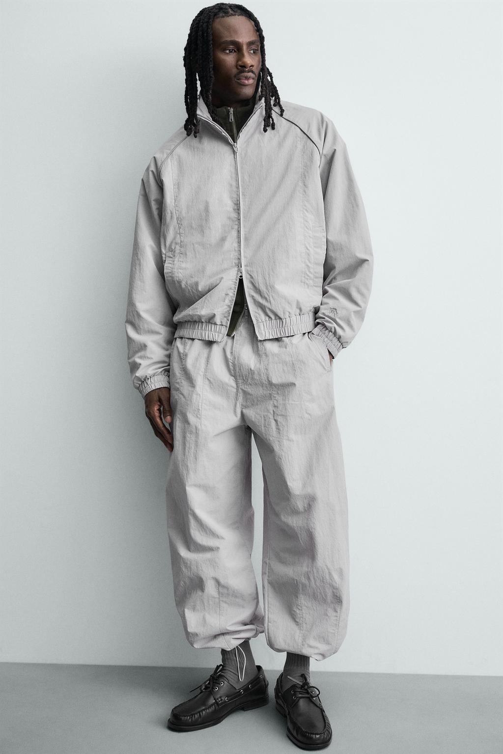 ДЖОГГЕРЫ ИЗ ВЫСОКОТЕХНОЛОГИЧНОЙ ТКАНИ С КОНТРАСТНЫМИ ЛАМПАСАМИ