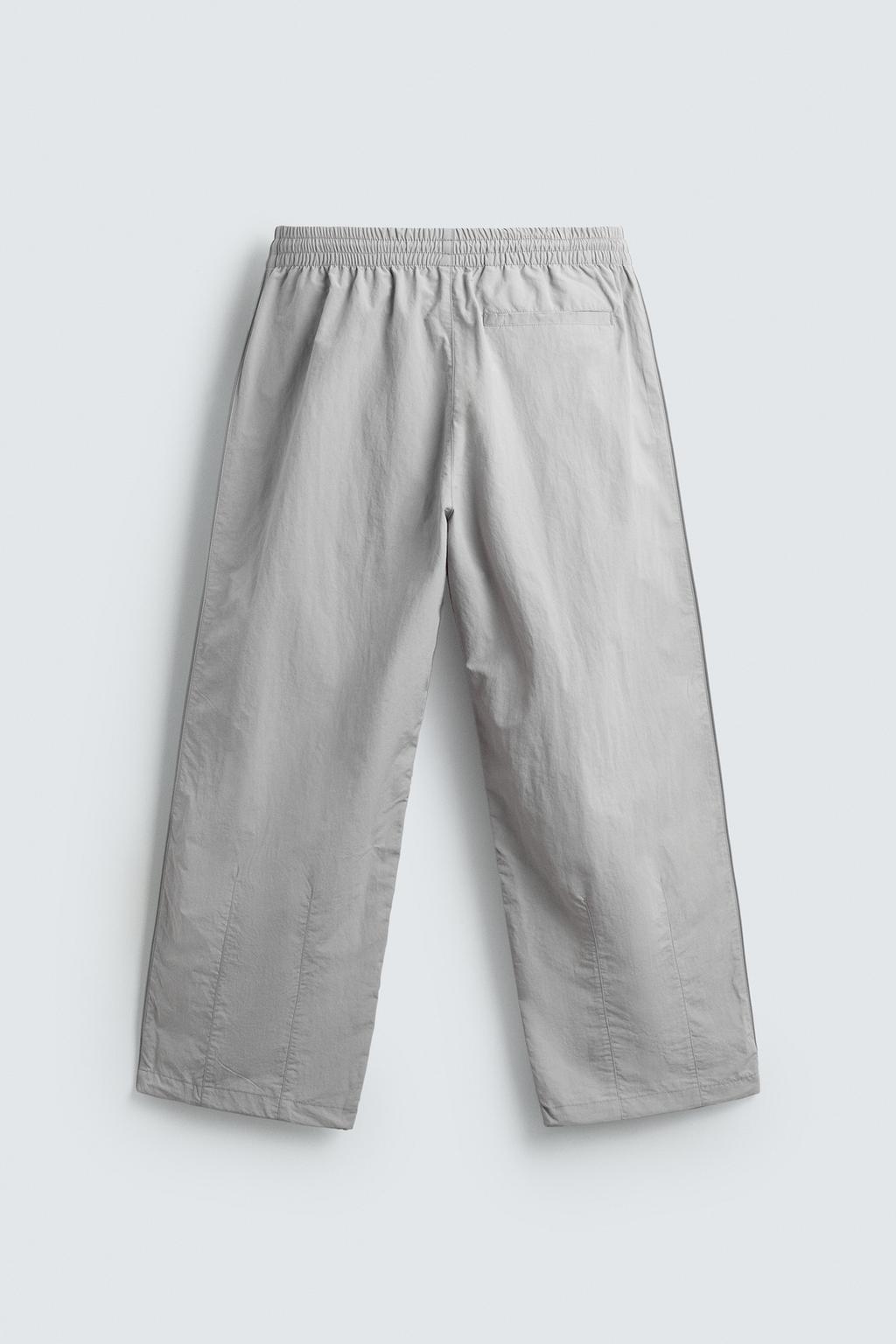 ДЖОГГЕРЫ ИЗ ВЫСОКОТЕХНОЛОГИЧНОЙ ТКАНИ С КОНТРАСТНЫМИ ЛАМПАСАМИ