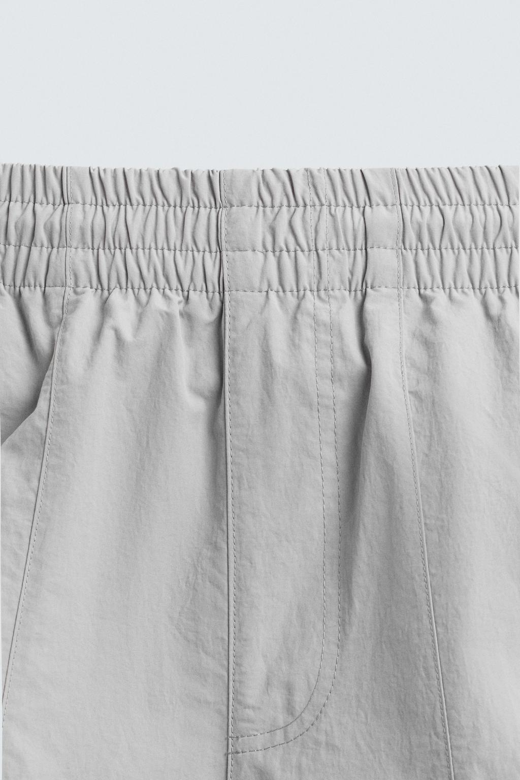 ДЖОГГЕРЫ ИЗ ВЫСОКОТЕХНОЛОГИЧНОЙ ТКАНИ С КОНТРАСТНЫМИ ЛАМПАСАМИ