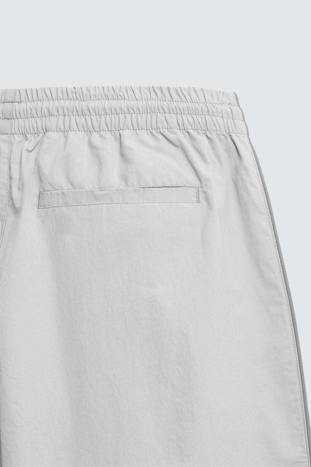 ДЖОГГЕРЫ ИЗ ВЫСОКОТЕХНОЛОГИЧНОЙ ТКАНИ С КОНТРАСТНЫМИ ЛАМПАСАМИ