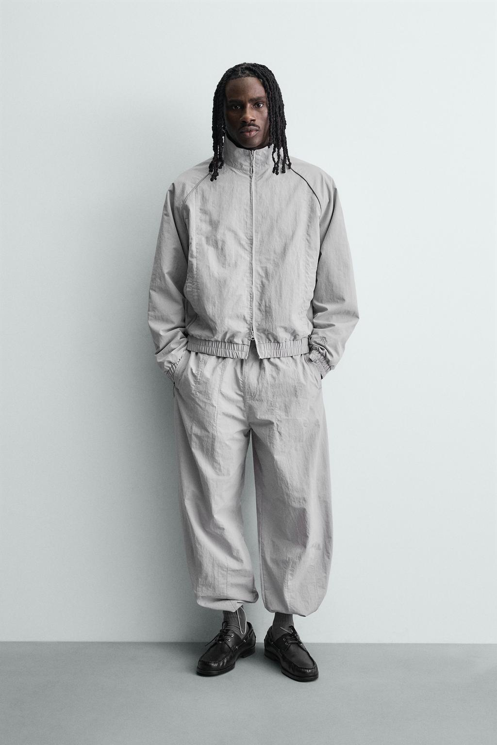 ДЖОГГЕРЫ ИЗ ВЫСОКОТЕХНОЛОГИЧНОЙ ТКАНИ С КОНТРАСТНЫМИ ЛАМПАСАМИ