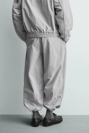 Джоггеры из высокотехнологичной ткани с контрастными лампасами- Заказать в России