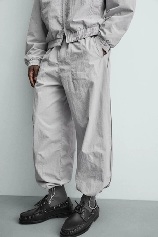 Джоггеры из высокотехнологичной ткани с контрастными лампасами- Заказать в России