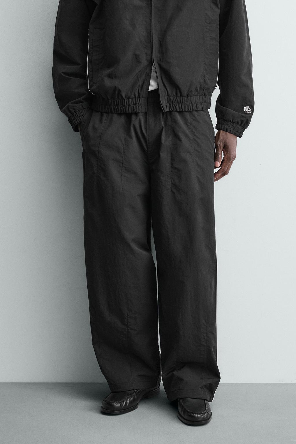 ТЕХНИЧЕСКИЕ БРЮКИ-ДЖОГГЕРЫ С КОНТРАСТНЫМИ ПОЛОСАМИ