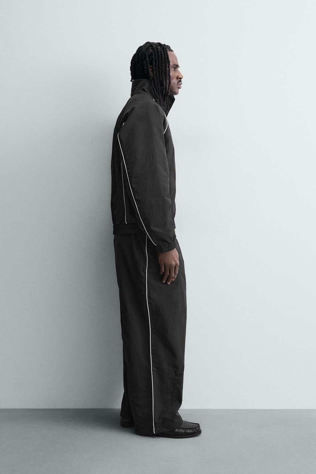 ТЕХНИЧЕСКИЕ БРЮКИ-ДЖОГГЕРЫ С КОНТРАСТНЫМИ ПОЛОСАМИ