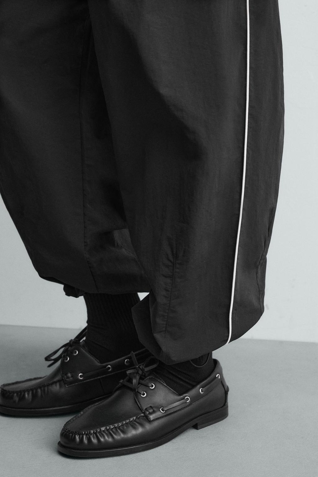 ТЕХНИЧЕСКИЕ БРЮКИ-ДЖОГГЕРЫ С КОНТРАСТНЫМИ ПОЛОСАМИ