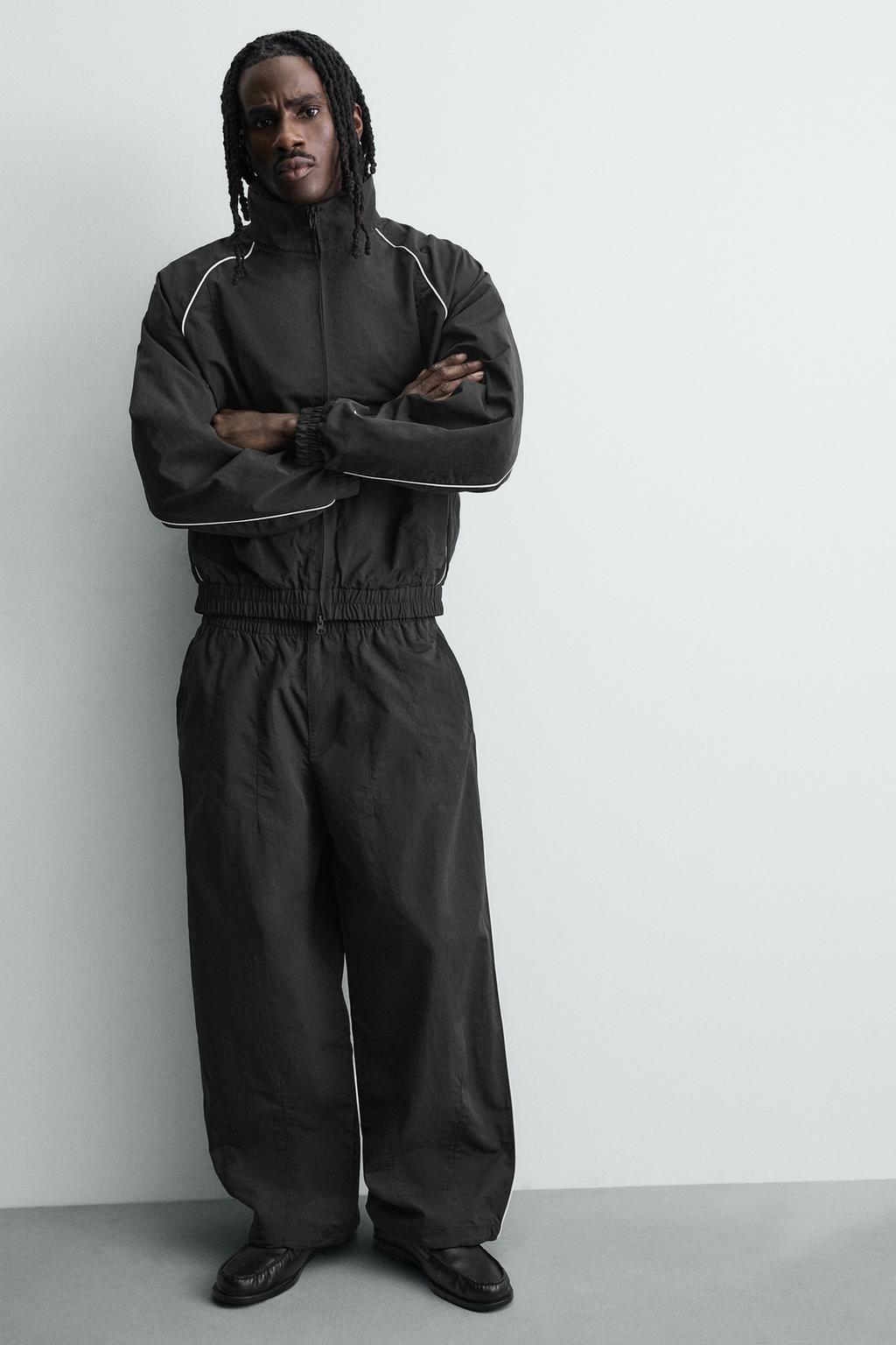 ТЕХНИЧЕСКИЕ БРЮКИ-ДЖОГГЕРЫ С КОНТРАСТНЫМИ ПОЛОСАМИ