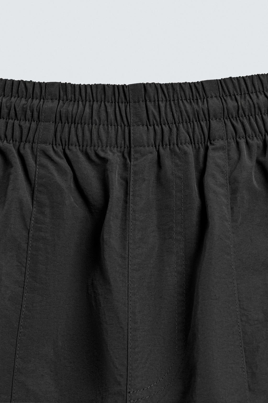 ТЕХНИЧЕСКИЕ БРЮКИ-ДЖОГГЕРЫ С КОНТРАСТНЫМИ ПОЛОСАМИ