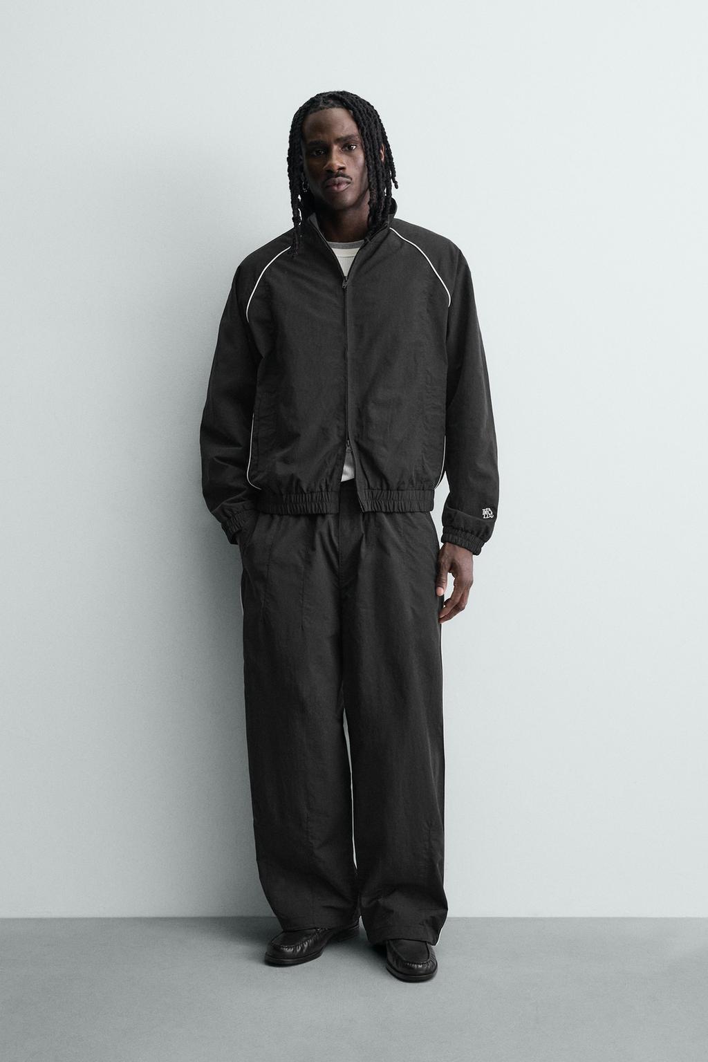 ТЕХНИЧЕСКИЕ БРЮКИ-ДЖОГГЕРЫ С КОНТРАСТНЫМИ ПОЛОСАМИ