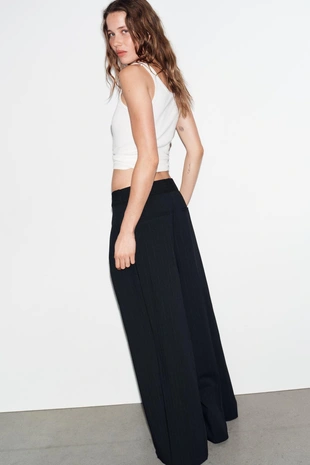 Брюки в тонкую полоску со складками- Заказать в России