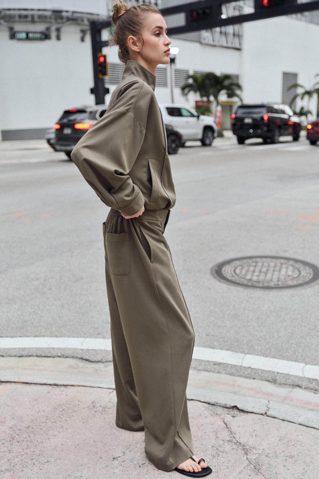 ПРЯМЫЕ БРЮКИ С ДЕКОРАТИВНОЙ СТРОЧКОЙ