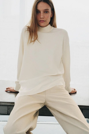 Асимметричный свитер из комбинированного трикотажа- Заказать в России