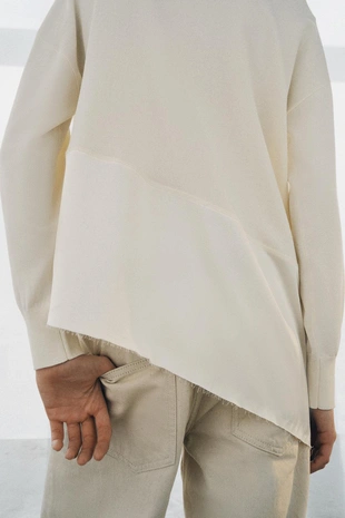 Асимметричный свитер из комбинированного трикотажа- Заказать в России